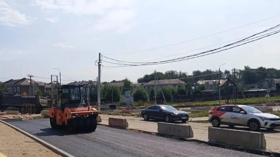 В Сабурове Красногорска начали укладывать асфальт на реконструируемой дороге