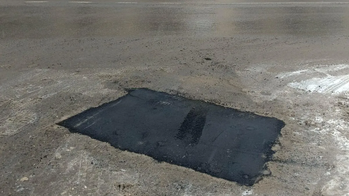 В подмосковном поселке Селятино провели ямочный ремонт