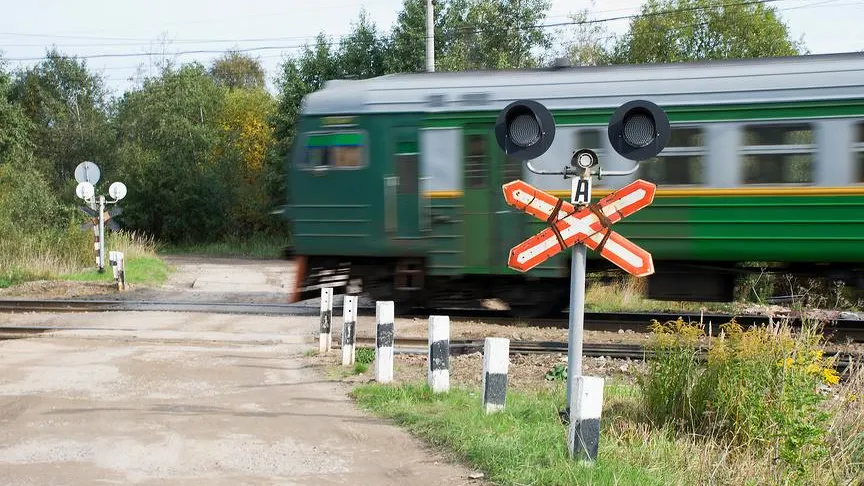 Поезд снес выехавший на переезд грузовик в Новороссийске