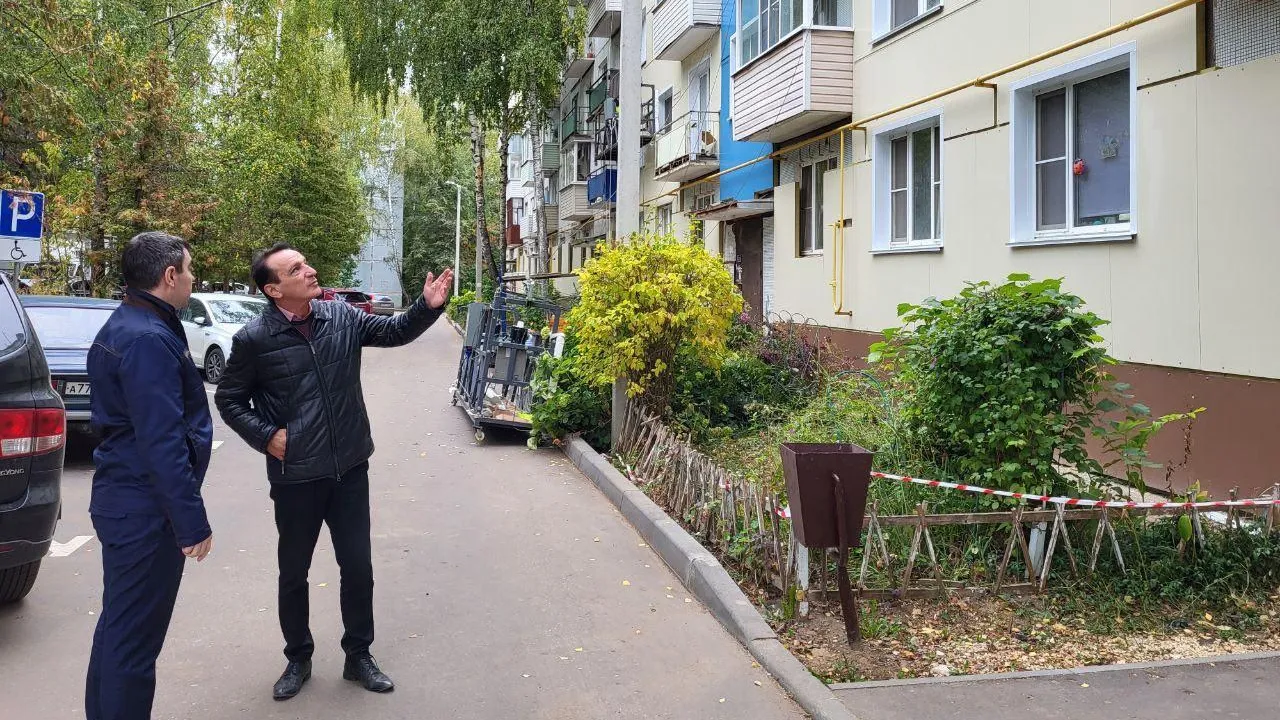 Члены «Единой России» проверили ремонт подъездов в Кубинке