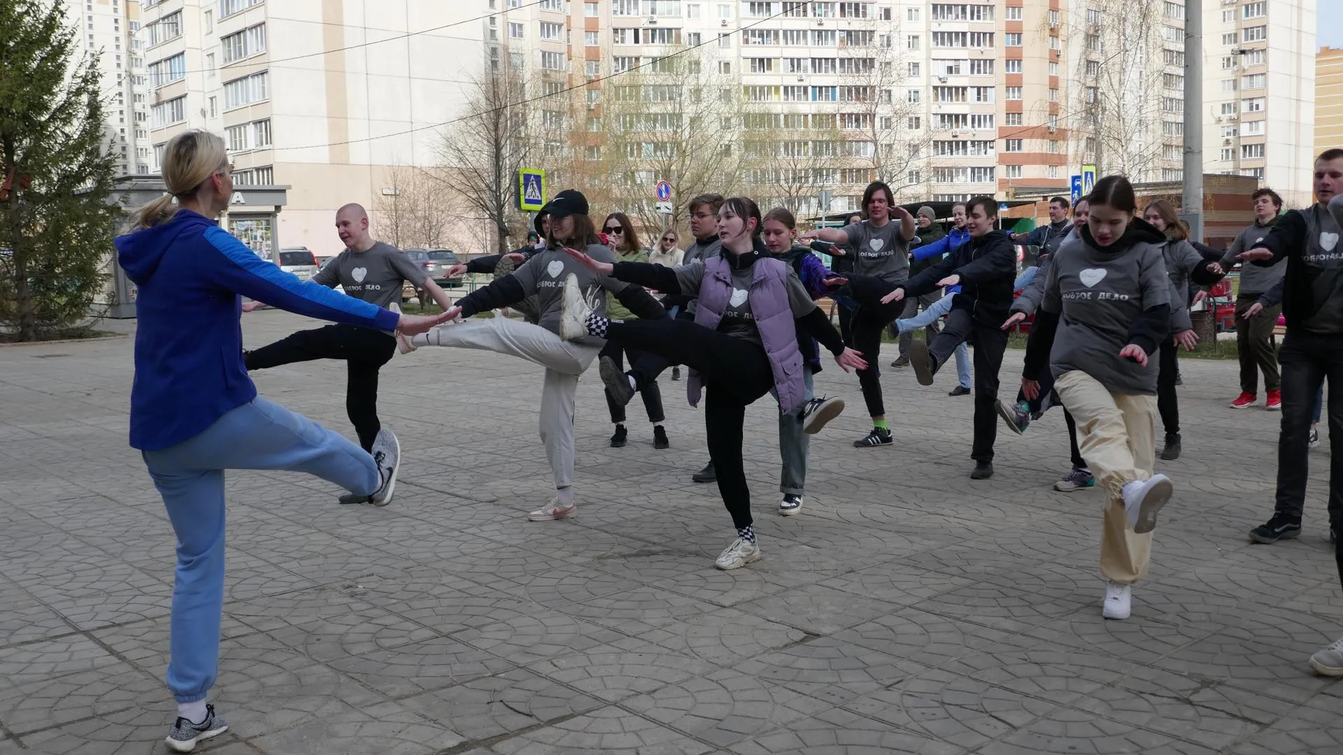 Олимпийская чемпионка провела разминку для участников субботника в Подольске