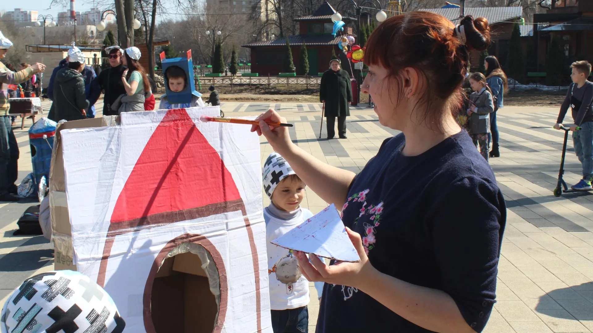 9 команд приняли участие в конкурсе поделок на космическую тему в парке Люберец