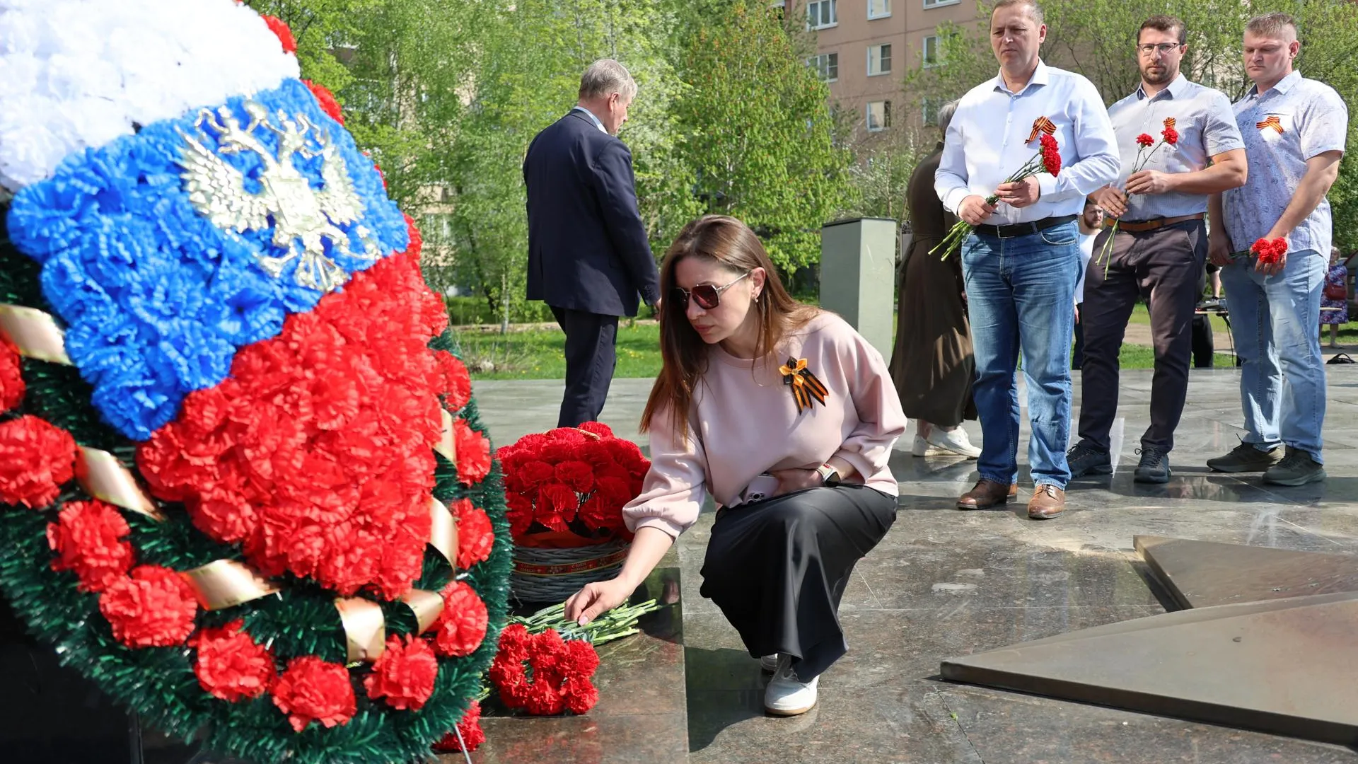 В Павловском Посаде возложили цветы к мемориалам в память о Великой Победе