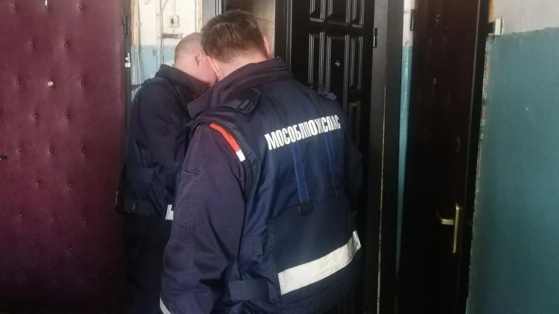 Спасатели Подмосковья вскрыли дверь в квартиру, где находился трехлетний мальчик