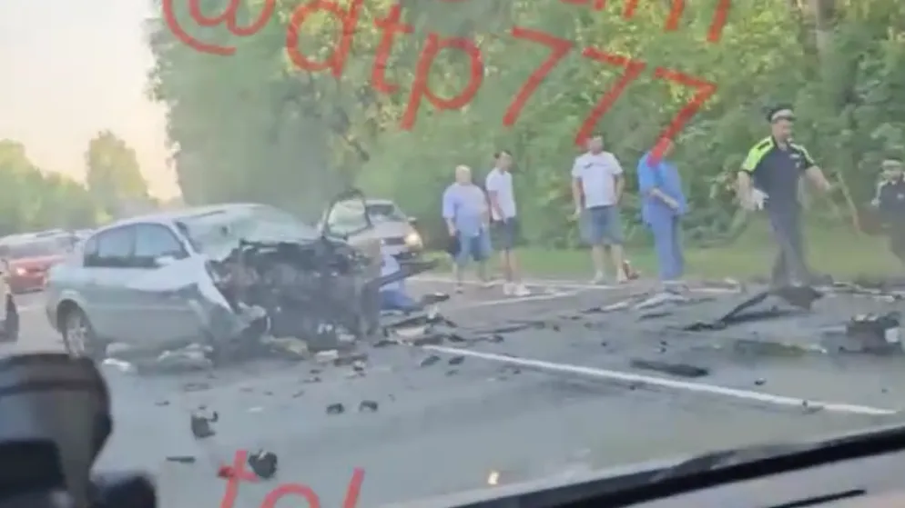 Половину машины снесло в жестком ДТП в Подмосковье — видео