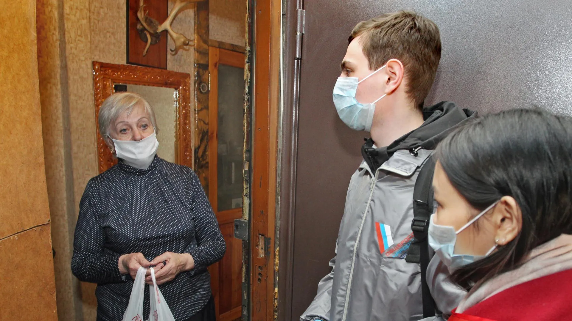 Сотрудники регоператора «ЭкоЛайн‑Воскресенск» доставляют продукты питания жителям Люберец