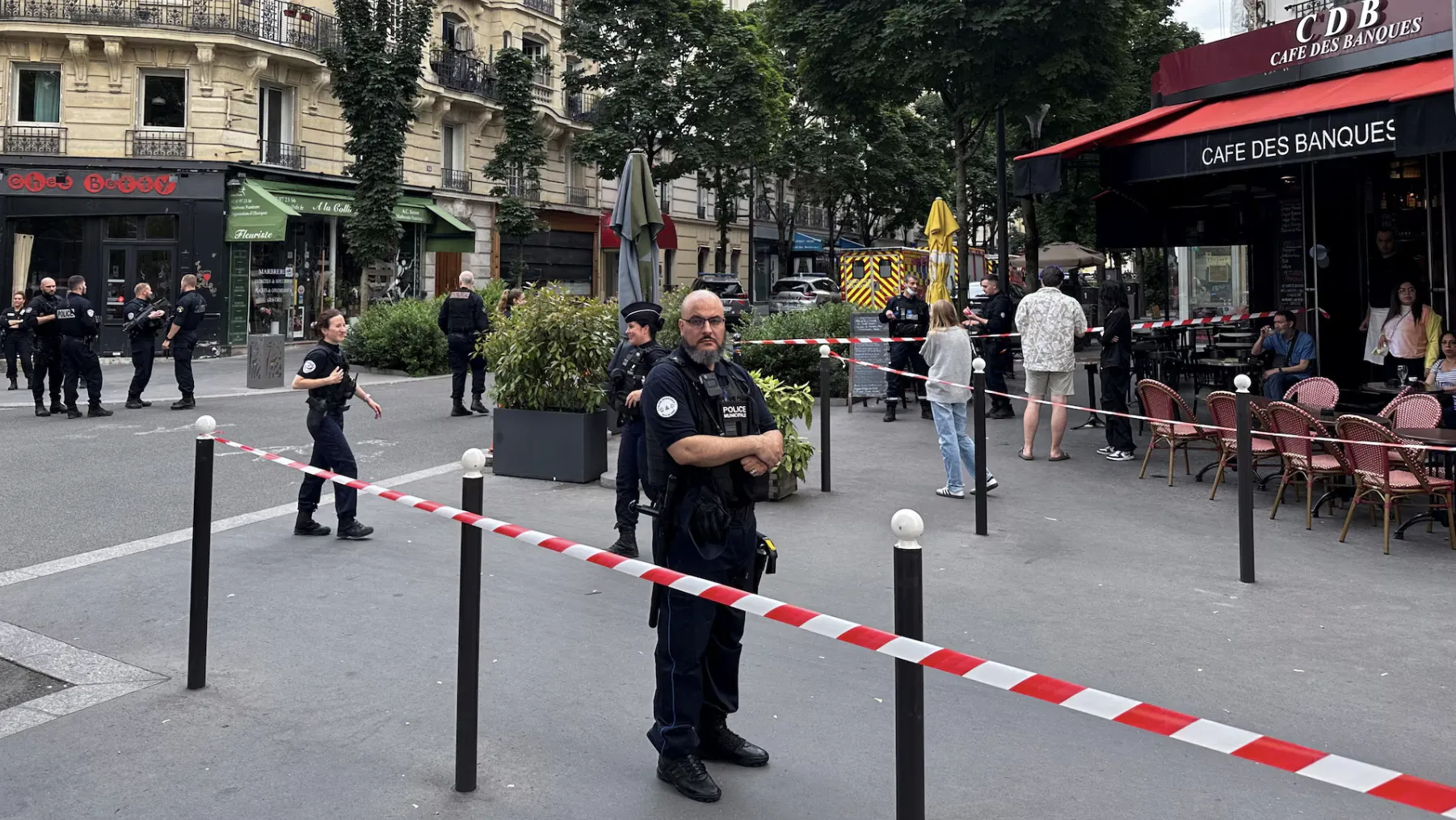 Неизвестный на автомобиле протаранил террасу парижского кафе. Есть пострадавшие