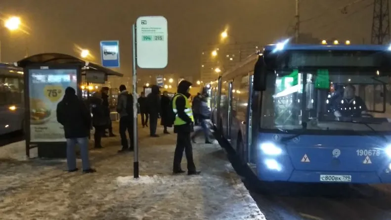 Около 7,5 тыс человек воспользовались компенсационными автобусами из‑за ЧП в метро Москвы