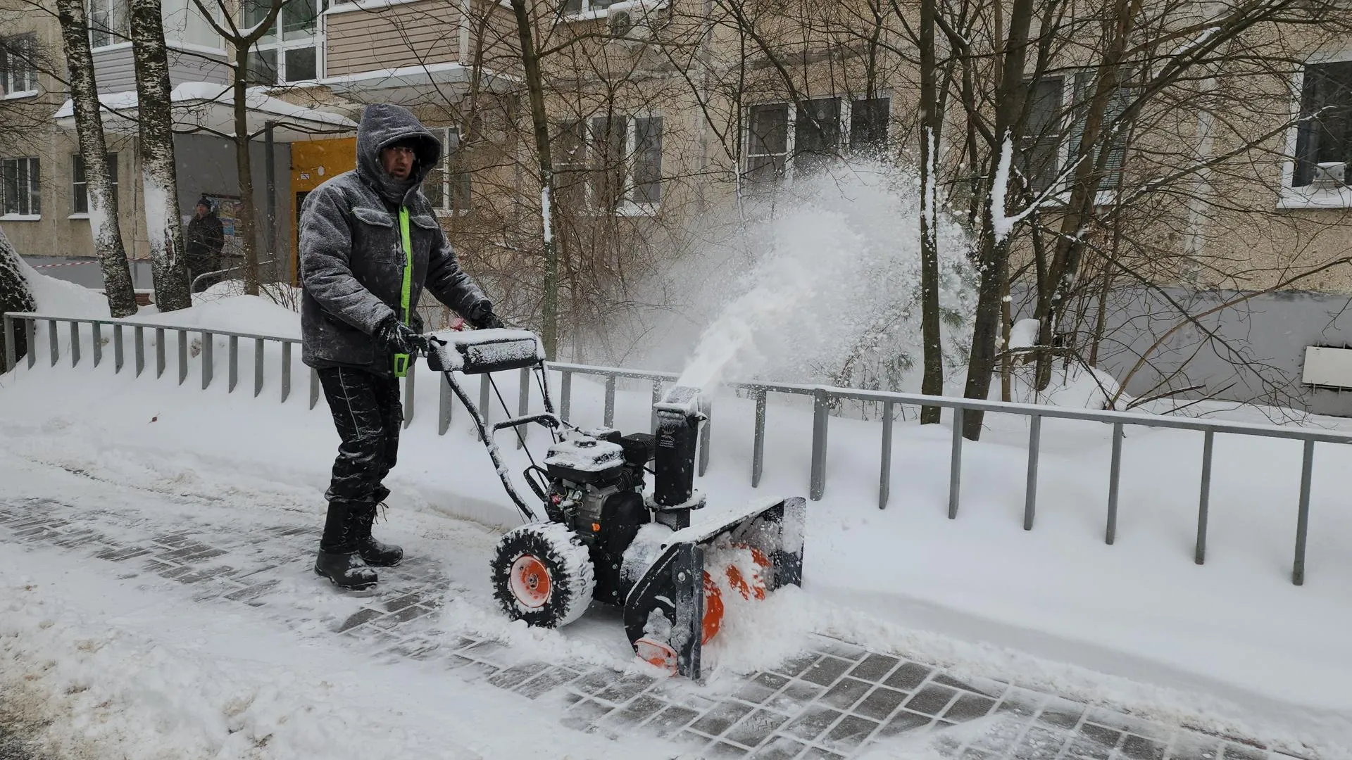 Коммунальщики Красногорска расчищают снег в Чернево-1