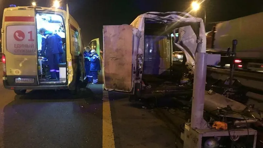 Два человека пострадали в тройной аварии с грузовиком в Подольске