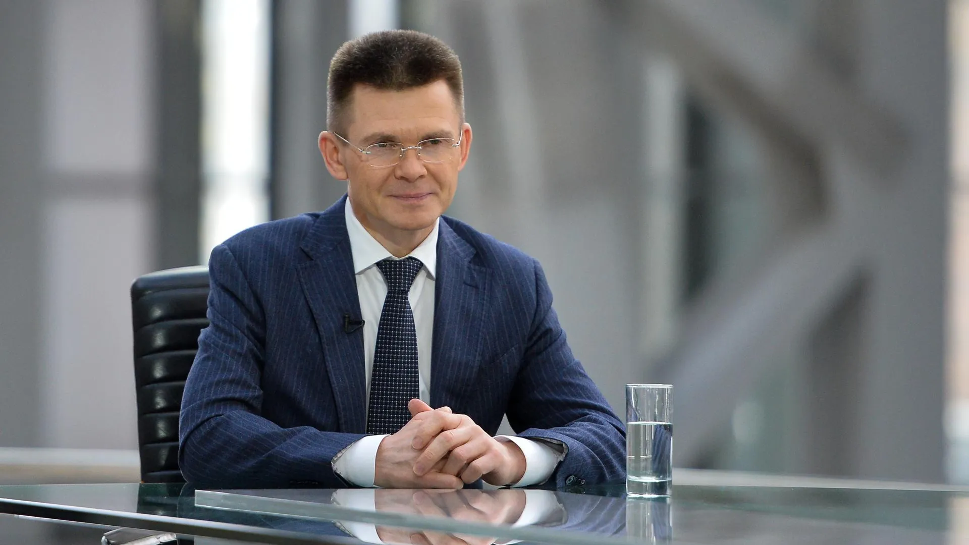Чупраков вручил дипломы выпускникам кафедры закупок областного университета