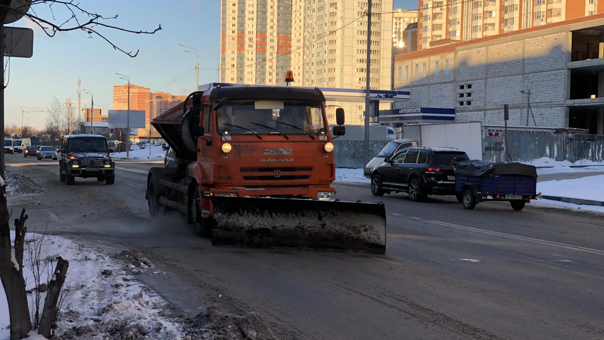 Более 100 единиц уборочной техники вышли на улицы Балашихи для очистки снега