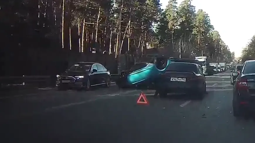 Автомобиль перевернулся на Быковском шоссе в Люберцах