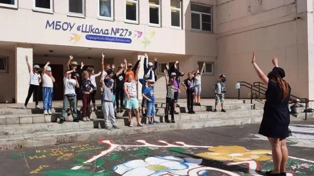 Полицейские Балашихи выполнили комплекс упражнений с детьми из летнего школьного лагеря