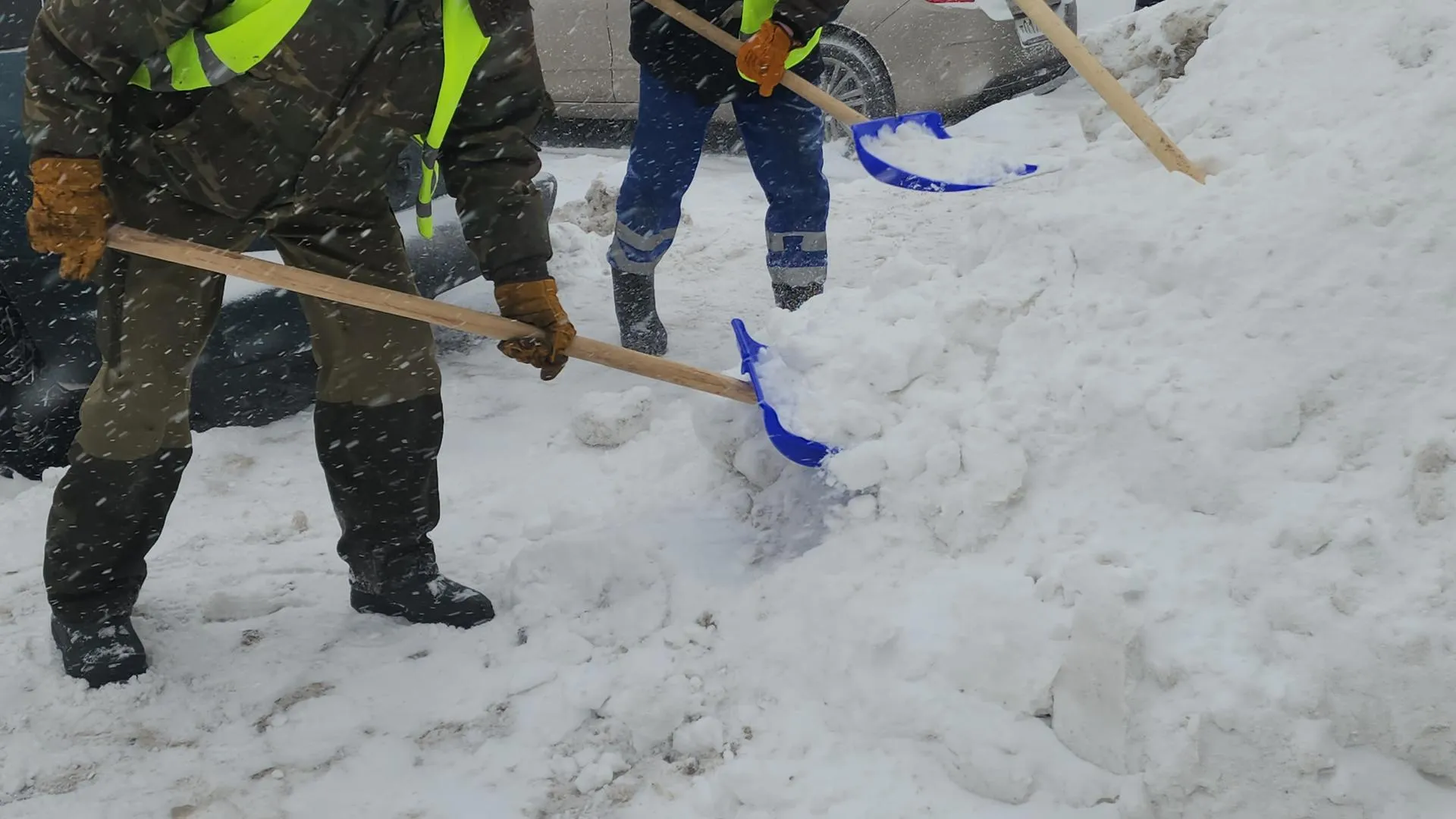Коммунальщики расчищают снег у поликлиники №1 в Долгопрудном