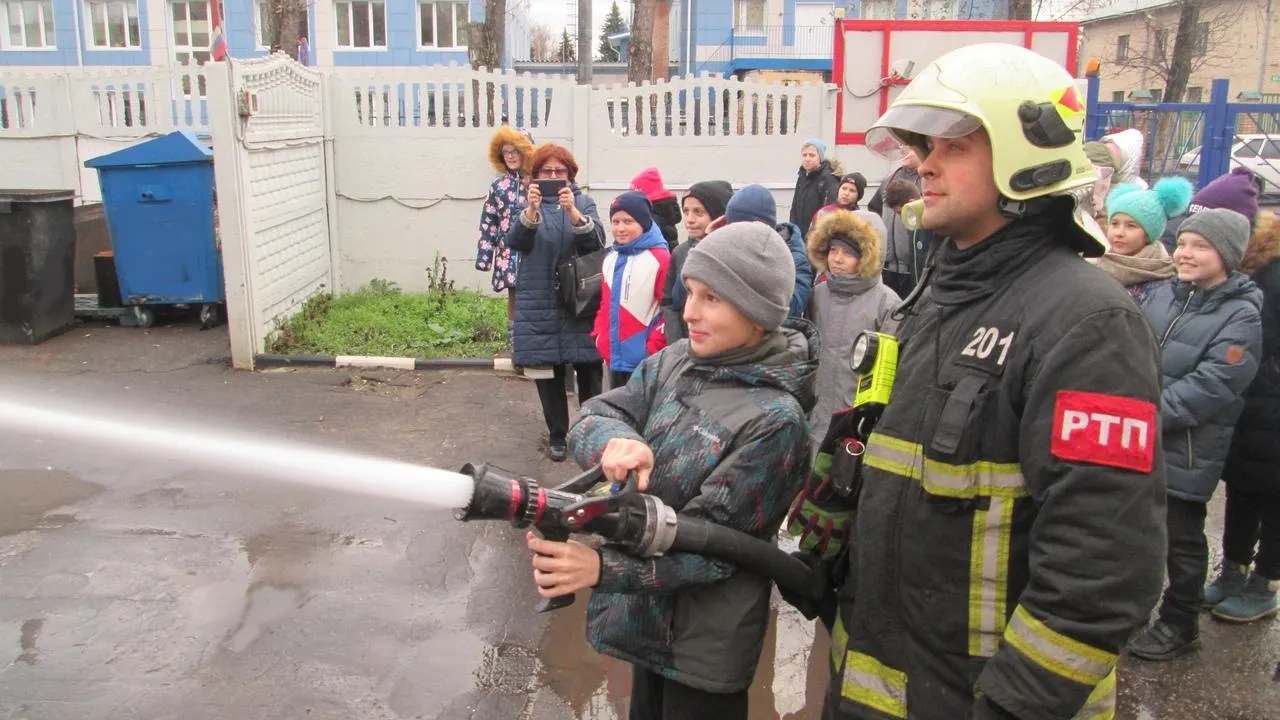 Школьники Балашихи потушили условный пожар