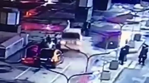 В Москве участник массовой драки сбил девушку и скрылся