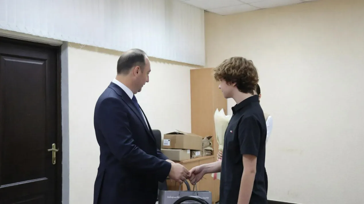 В Ступино сына погибшего участника СВО поздравили с 15-летием