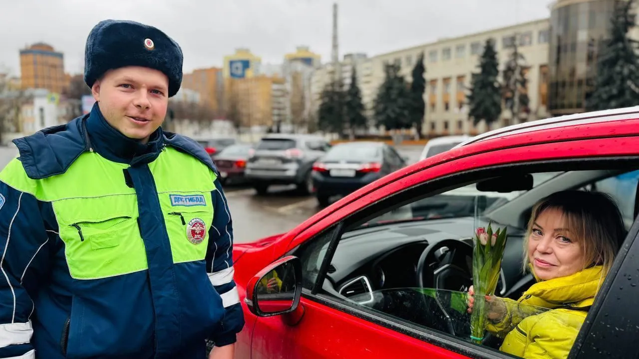 Сотрудники полиции Реутова поздравили автоледи с Международным женским днем