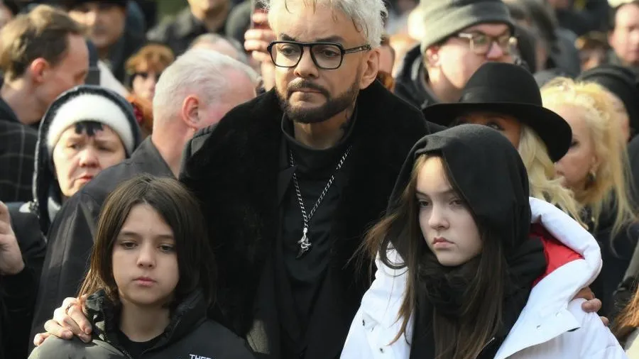 Киркоров с детьми пришел на могилу отца в годовщину его смерти