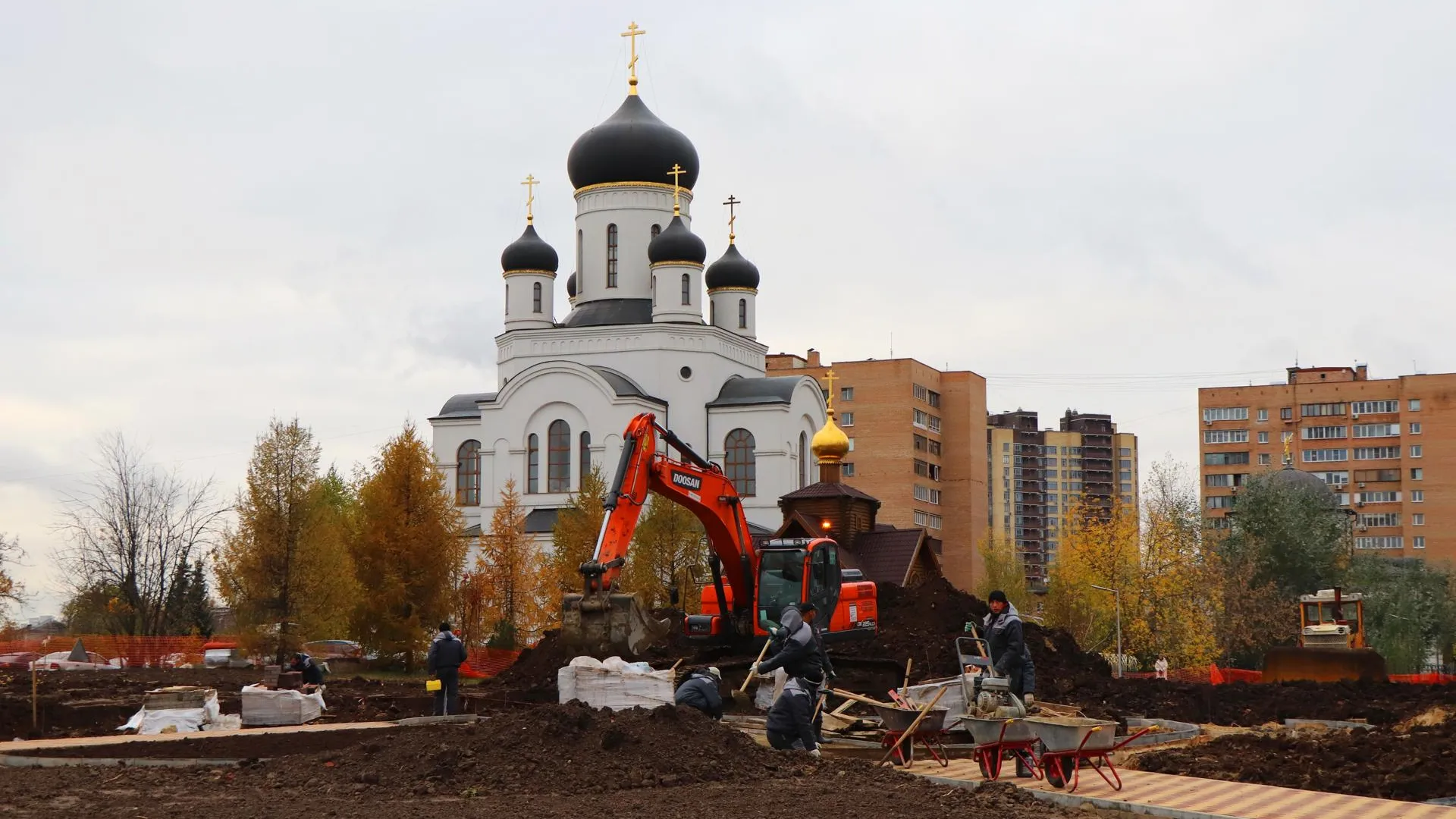 Глава Мытищ проверил благоустройство сквера