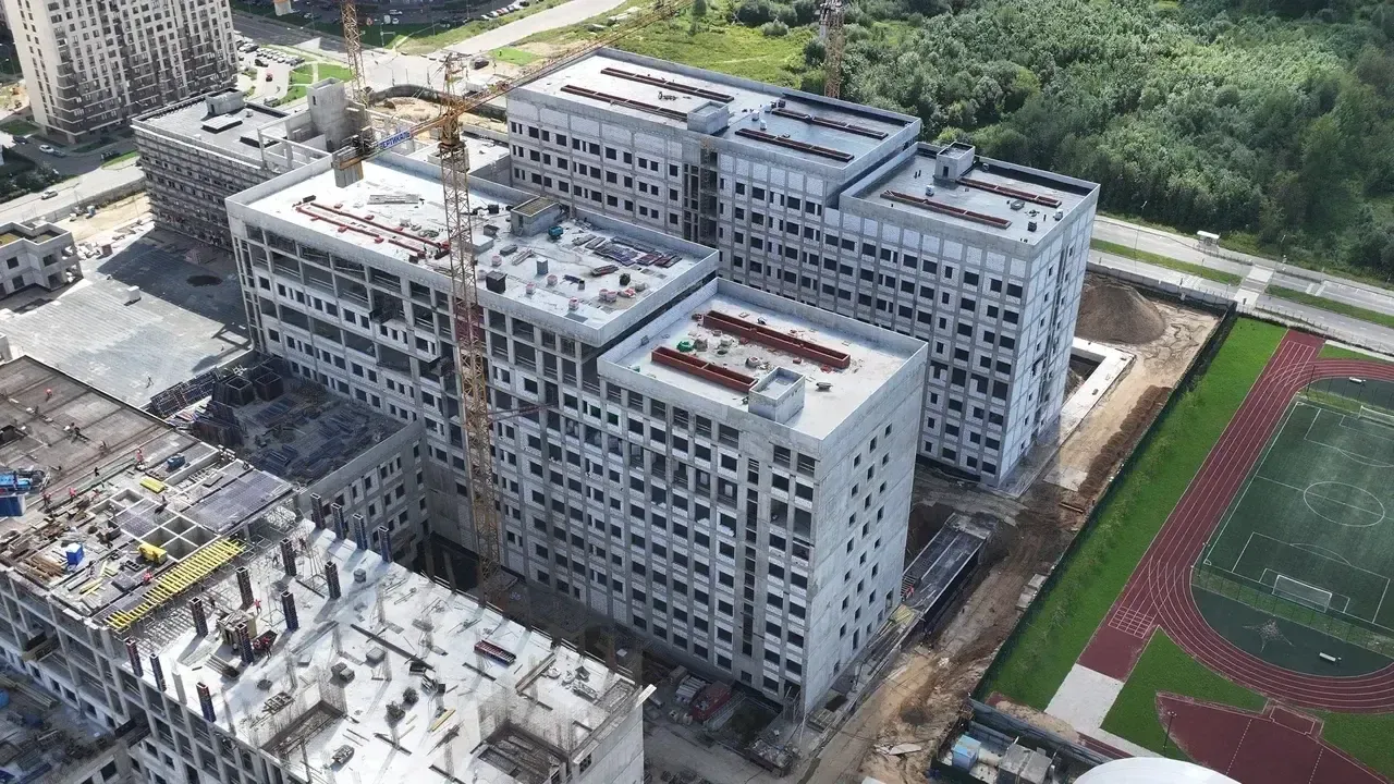 На блоках строящейся больницы в Балашихе стартовали фасадные работы