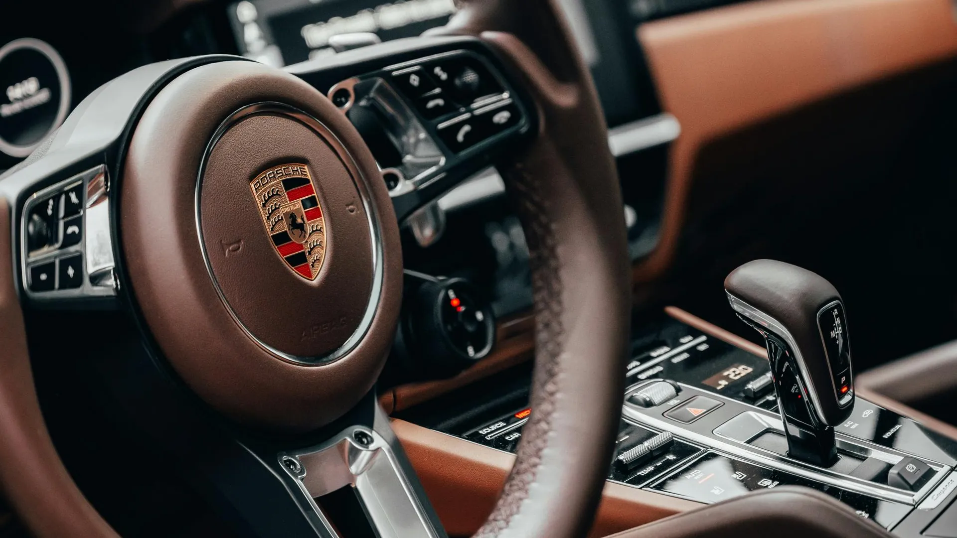 У экс-полицейской изъяли две квартиры в центре Петербурга и Porsche Cayenne