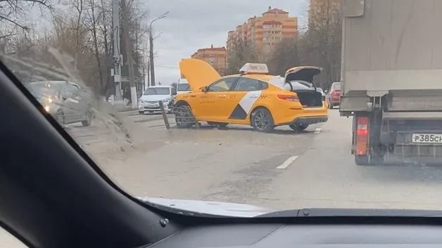 Такси врезалось в дорожное ограждение в Подольске