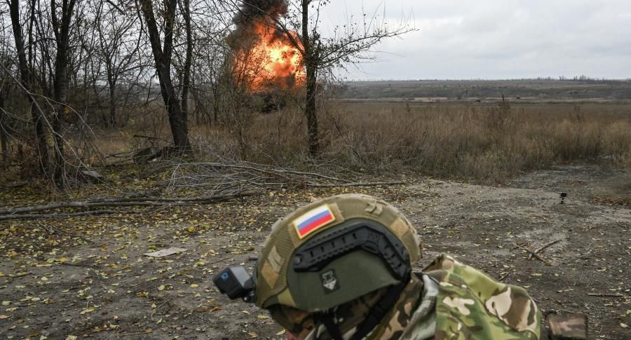 Очевидцы заявили о дыме и звуках взрывов на территории российской воинской части