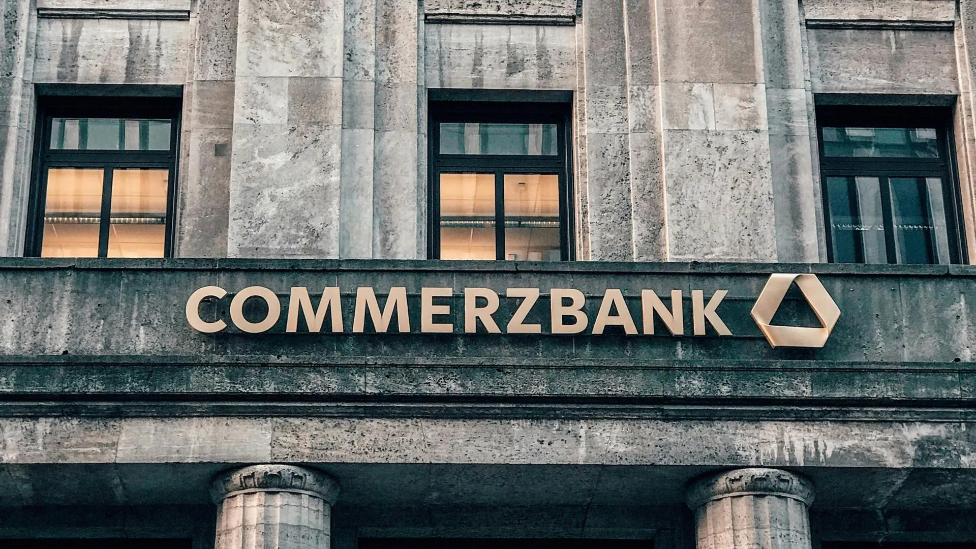 Commerzbank намерен уволить тысячи сотрудников и избежать поглощения UniCredit