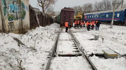 В Подмосковье проводят проверку по факту схода с рельсов вагонов с грузом
