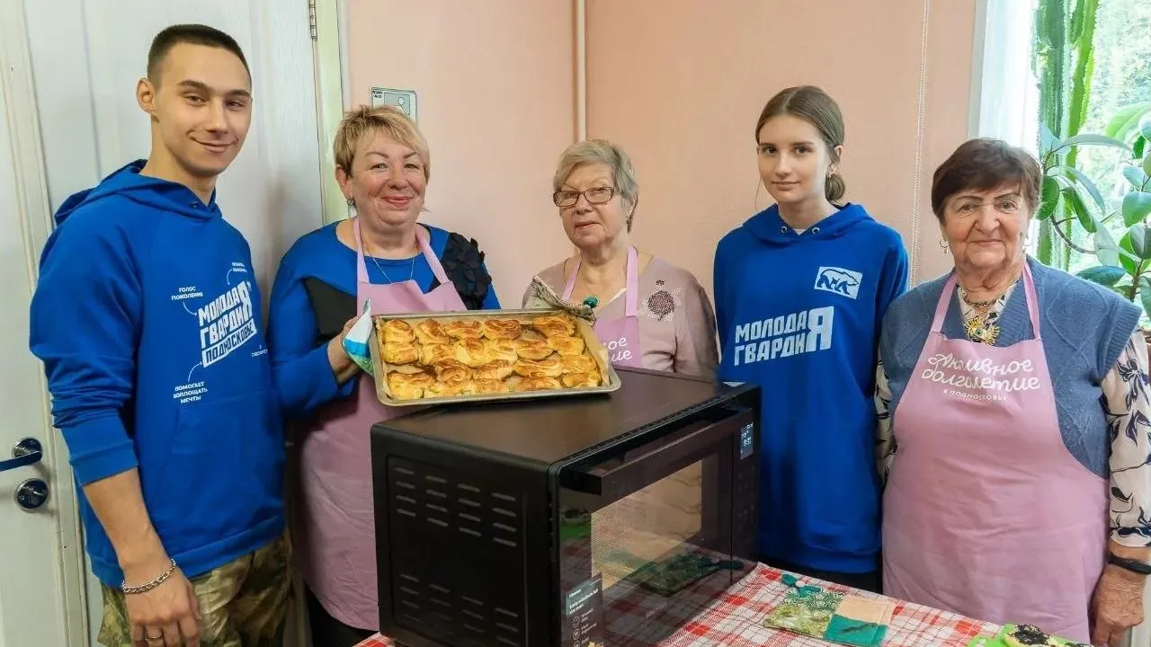 В Богородском округе активисты и пенсионеры испекли булочки для ветеранов СВО