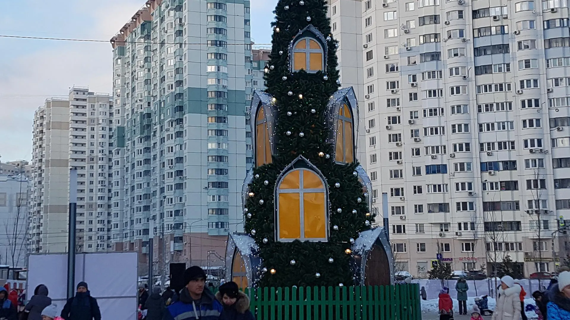 Огни зажгли на елке в микрорайоне Павшинская пойма Красногорска
