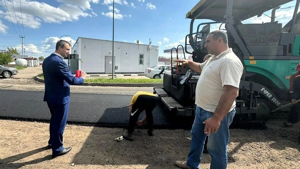 Депутат Люберец Ситников проверил ремонт дороги в поселке Томилино