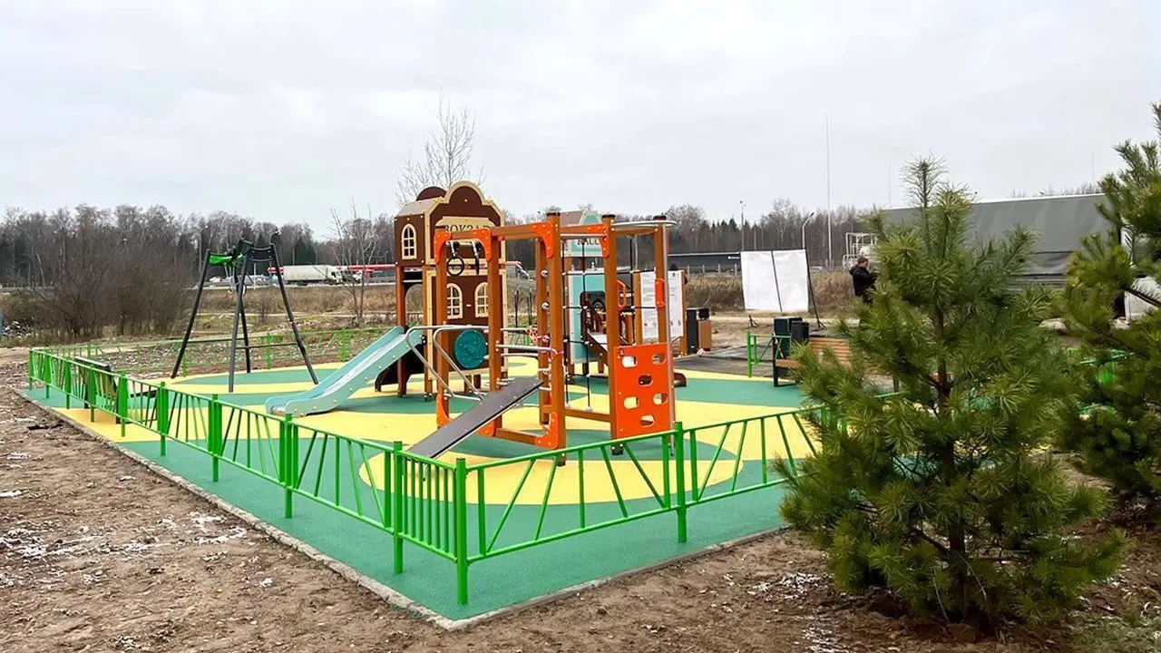 В Подольске установили детскую площадку в деревне Алтухово