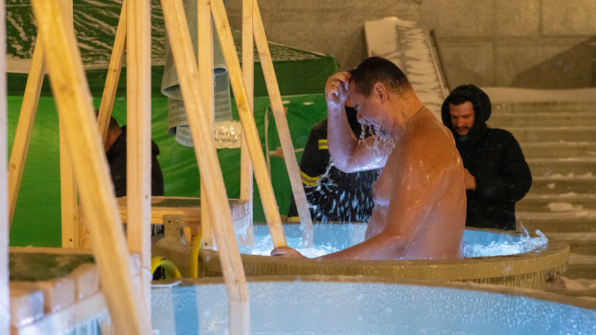 Теплый чай и разминка: как подготовиться к купанию в проруби в Крещение