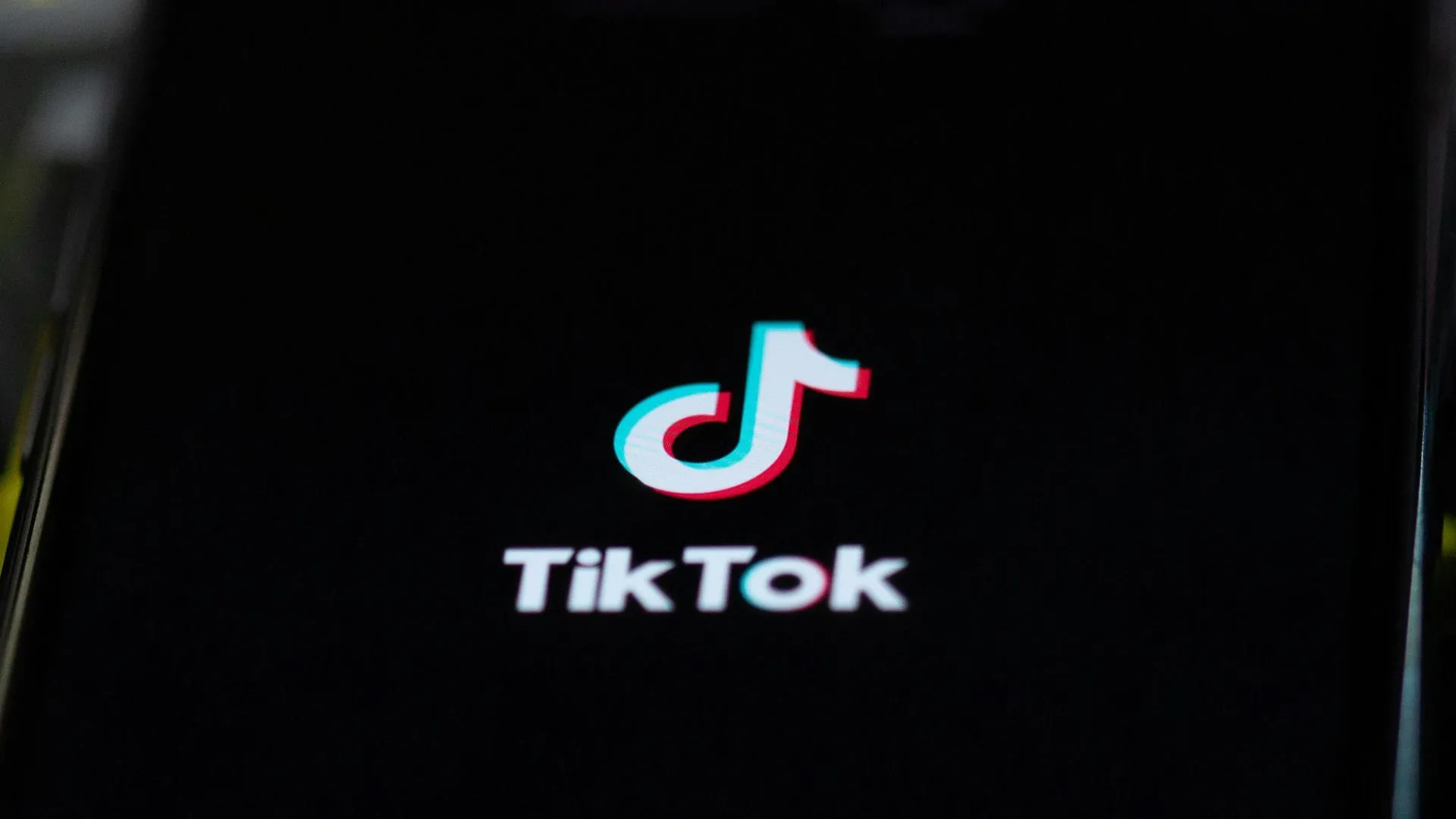 В Москве девушка пнула 2-летнего малыша ногой в спину ради ролика в TikTok