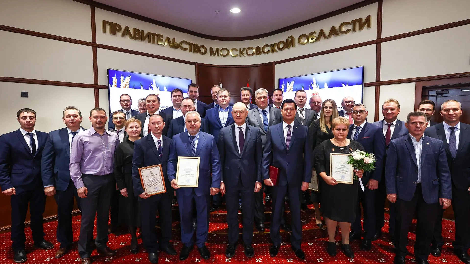 Ильдар Габдрахманов вручил награды работникам с/х и перерабатывающей промышленности