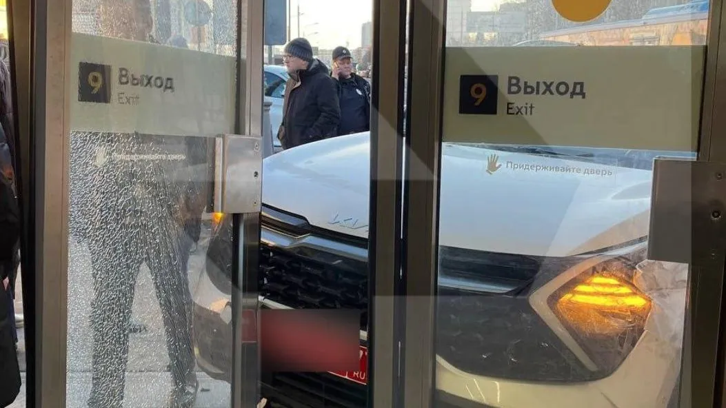 Машина с дипномерами врезалась во вход станции метро «Пражская» в Москве