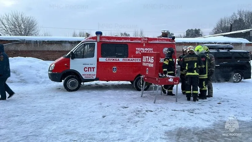 Пожарные локализовали пожар на складе в деревне Серково Подмосковья