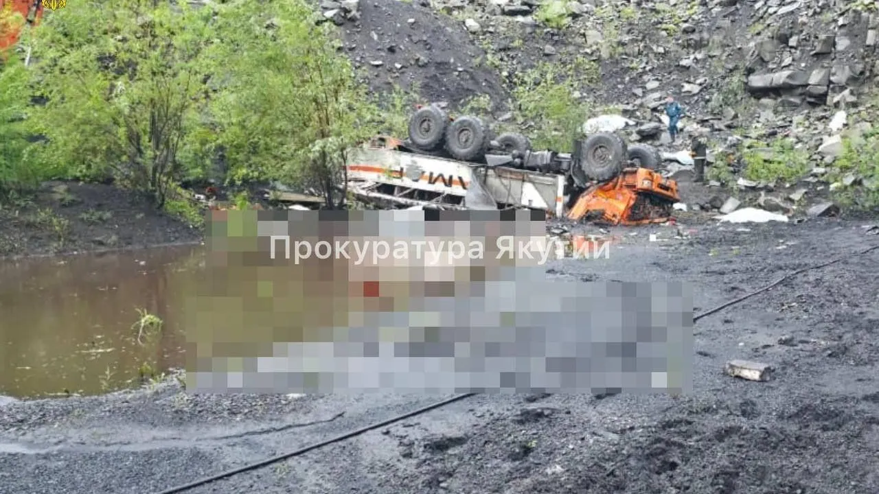 Крупная авария в Якутии: вахтовый автобус упал с 25-метровой высоты