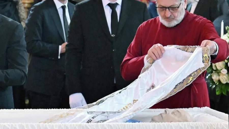 Женщина попыталась сделать селфи с Церетели в гробу