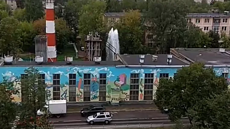 Неисправный пожарный гидрант стал причиной поломки фонтана в одном из дворов Королева