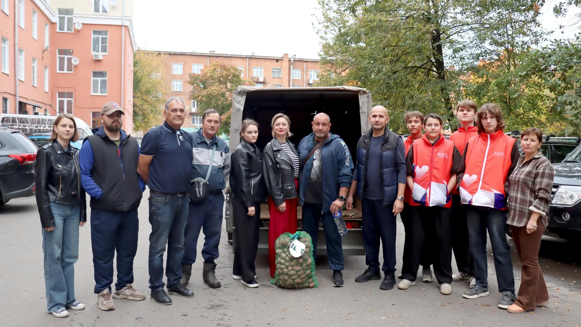 Жители Дубечино в округе Ступино передали бойцам картофель 24 сентября