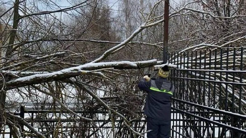 На спортивных объектах Можайского округа ведется уборка снега