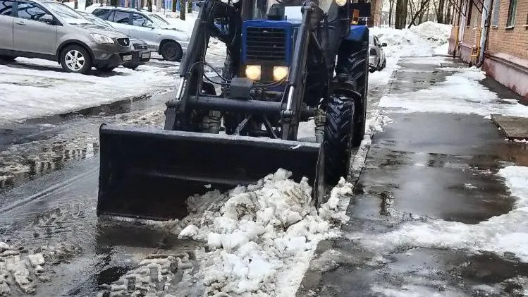 Коммунальные службы Подольска продолжают очищать округ от снега