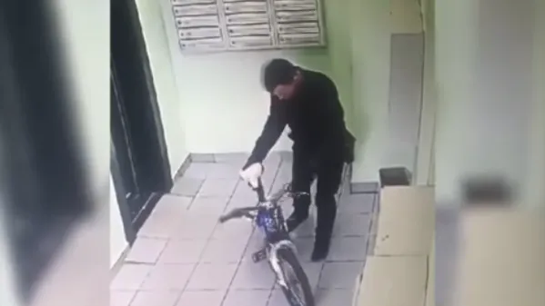 Неизвестный украл детский велосипед из подъезда в Подольске и попал на видео