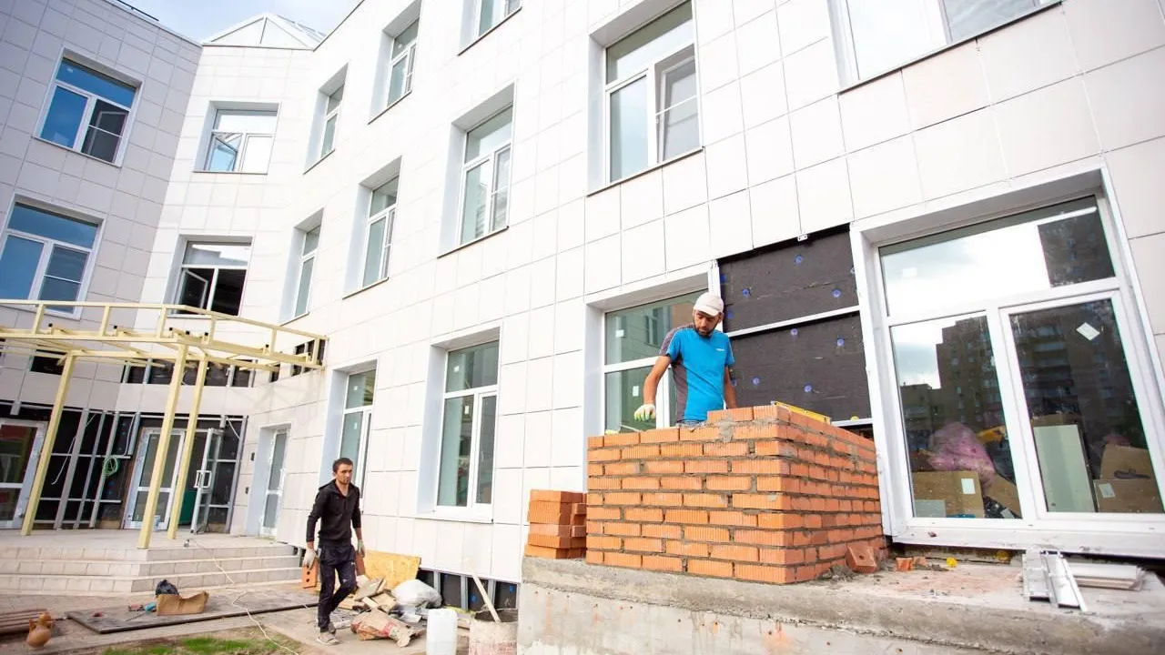 В детском саду‑долгострое в Подольске завершают отделку фасада