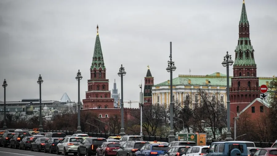 Движение у Кремля перекрыли в утренний час пик
