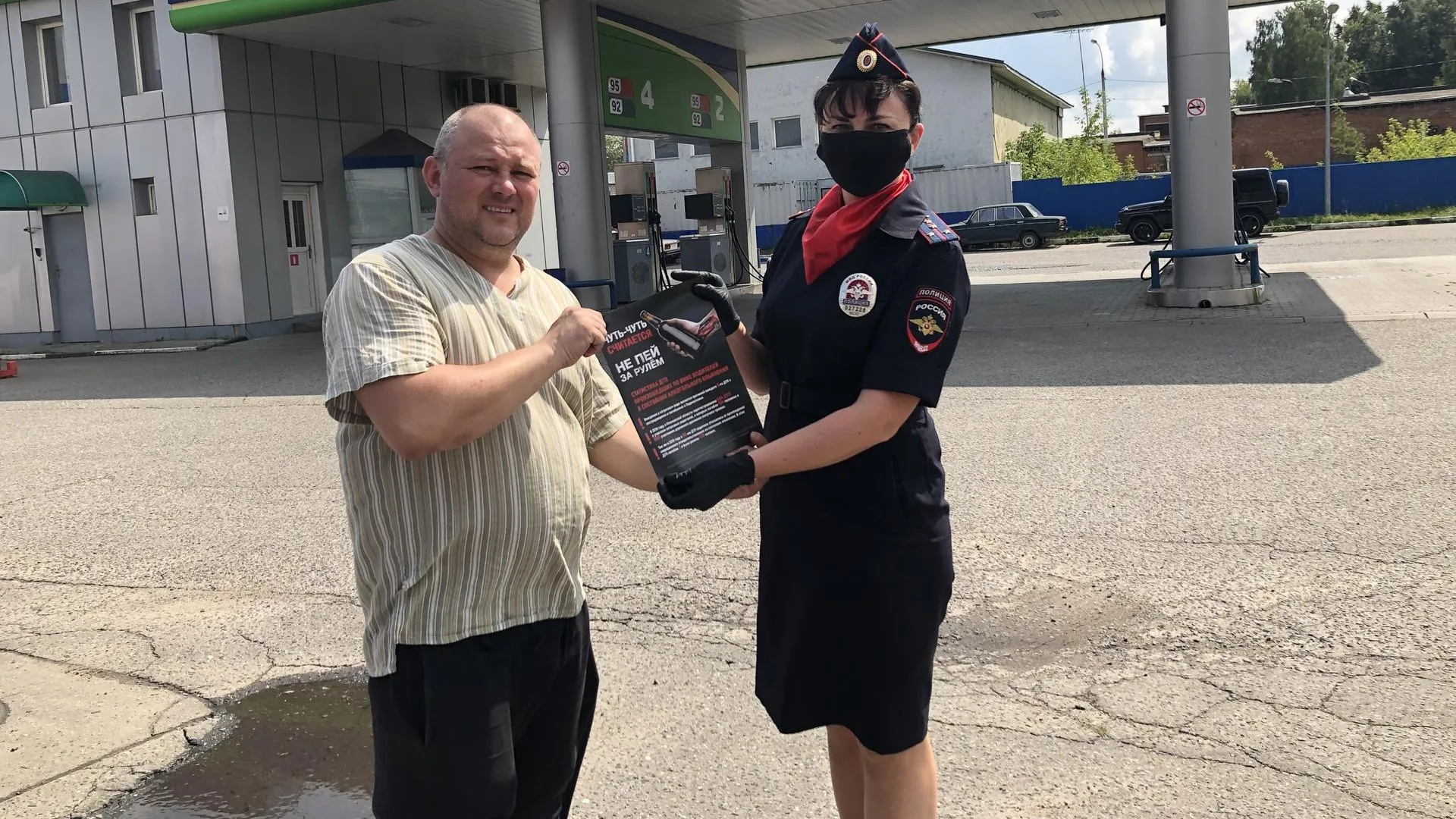 Инспекторы ГИБДД напомнили посетителям автозаправок Подольска о важности соблюдения ПДД